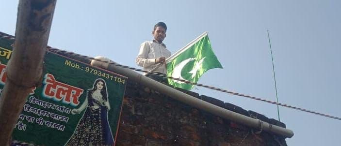 Varanasi News: घर की छत पर झंडा लगाकर ‘पाकिस्तान जिंदाबाद’ का लगा रहा था नारा, पुलिस ने युवक को किया गिरफ्तार Varanasi News: घर की छत पर झंडा लगाकर ‘पाकिस्तान जिंदाबाद’ का लगा रहा था नारा, पुलिस ने युवक को किया गिरफ्तार