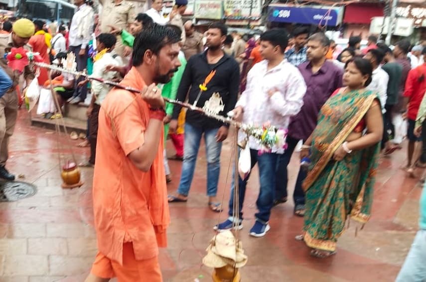 कांग्रेस नेता ने अलग अंदाज में किया GST का विरोध, बाबा से मांगी केंद्र में बैठे नेताओं के लिए सद्बुद्धि