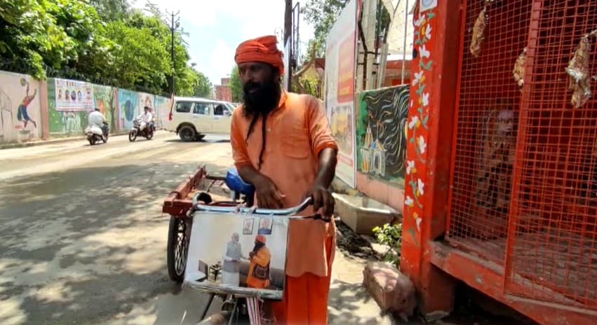 Varanasi: पीएम मोदी से मिलने की जिद पर अड़ा एक बनारसी, ठेला लेकर सिगरा स्टेडियम के बाहर कर रहा इंतजार