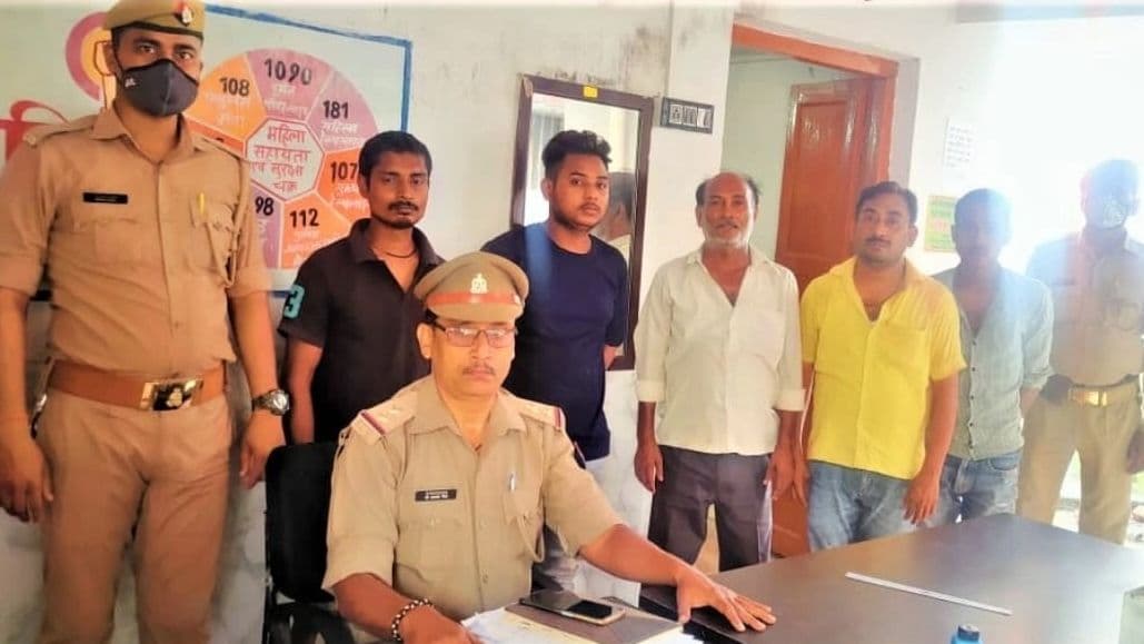 Varanasi News: पुलिस टीम पर पथराव करने के मामले में 5 अभियुक्त गिरफ्तार, अन्य की तलाश जारी