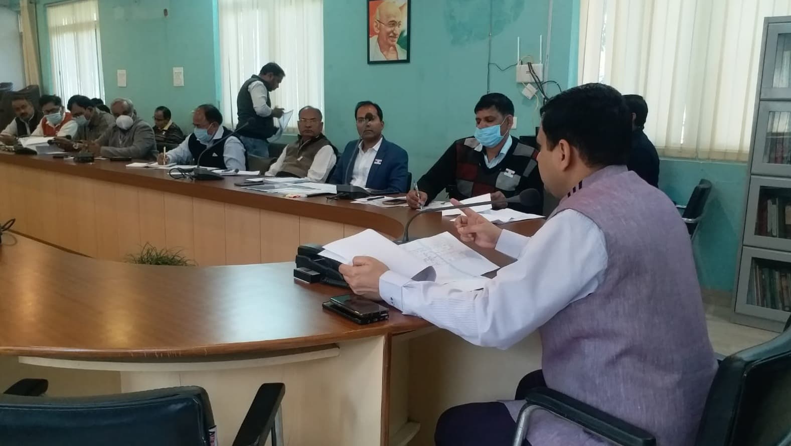 Varanasi News: जिलाधिकारी ने की निर्माणाधीन परियोजनाओं की समीक्षा, लापरवाही बरतने वाले अधिकारियों पर गिरी गाज