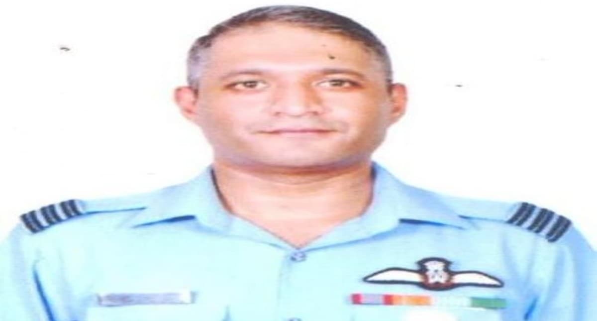 हेलिकॉप्टर क्रैश में जीवित बचे ग्रुप कैप्टन वरुण सिंह की स्थिति गंभीर, पिता ने कहा-मेरा बेटा फाइटर है...