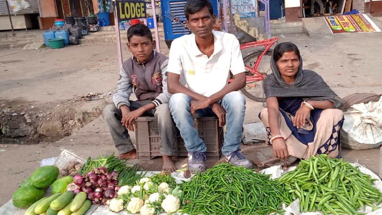 Jharkhand News: एमए पास पत्नी के साथ बीए पास वासुदेव स्कूल में पढ़ाना छोड़ आखिर क्यों बेच रहे हैं सब्जी