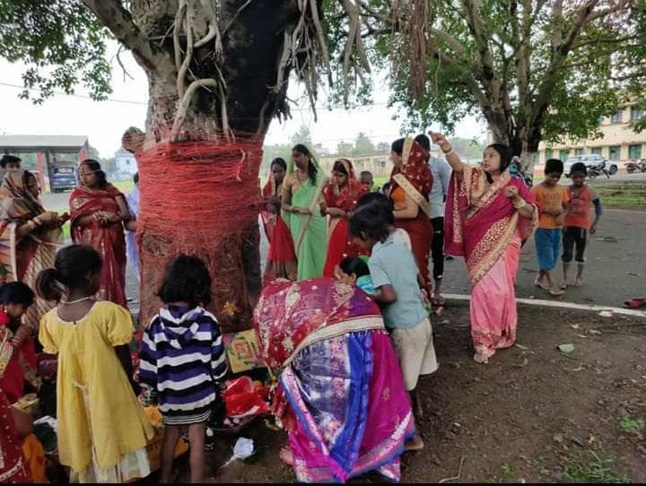 IN PICS: पति की दीर्घायु के लिए सुहागिनों ने की वट सावित्री की पूजा