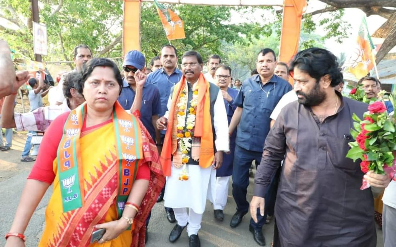 ओडिशा दौरे पर केंद्रीय मंत्री अर्जुन मुंडा, बीजेडी के किले में कार्यकर्ताओं से साथ बैठक, दिए कई निर्देश