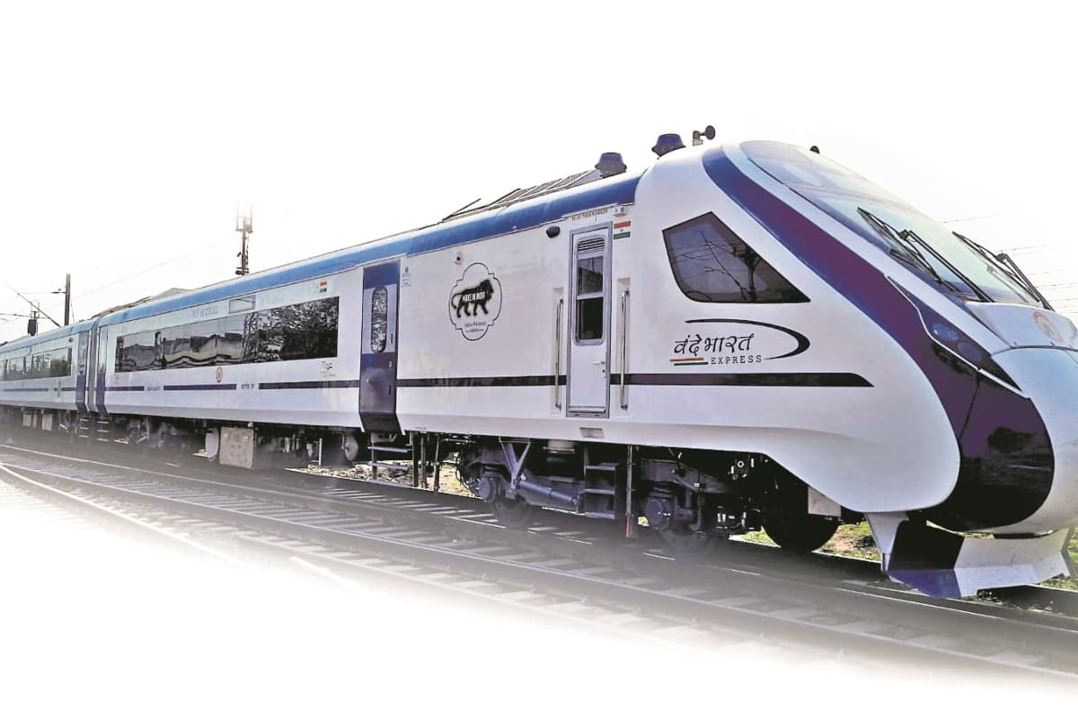 PHOTOS: वादियों के बीच सुरंगों से गुजरेगी पटना-रांची वंदे भारत, रांची रेलवे के इतिहास में जुड़ेगा नया अध्याय