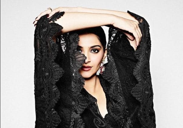 सोनम कपूर ने बेबी बंप फ्लॉन्ट कर दिखाया काफ्तान लाइफ, ब्लैक आउटफिट में बला सी खूबसूरत लगीं एक्ट्रेस