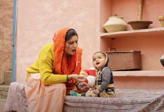 पिंक टॉप और व्हाइट स्कर्ट में सपना दिखीं जबरदस्त, बार-बार देखा जा रहा देसी क्वीन का ये डांस VIDEO