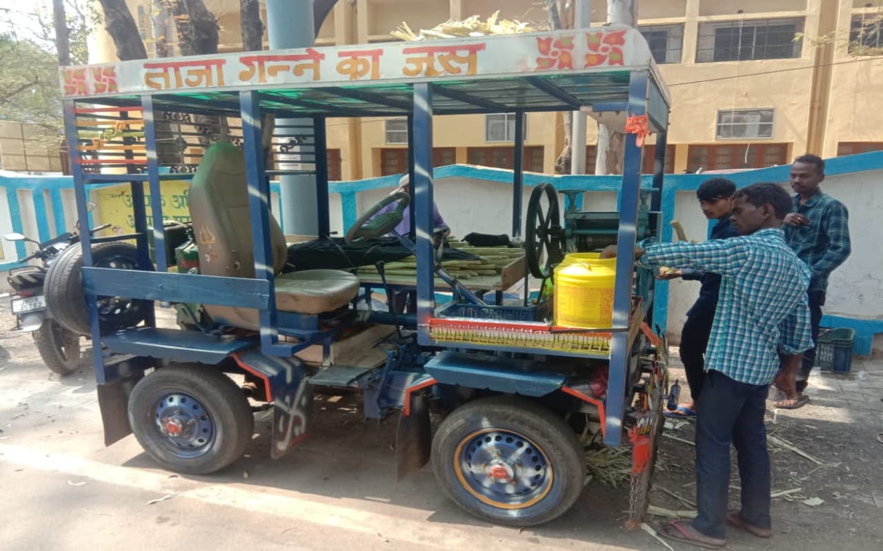 देसी जुगाड़ से बनी ये गाड़ी सबको कर रही आकर्षित, लोहरदगा की सड़कों पर लगा रही फर्राटेदार दौड़