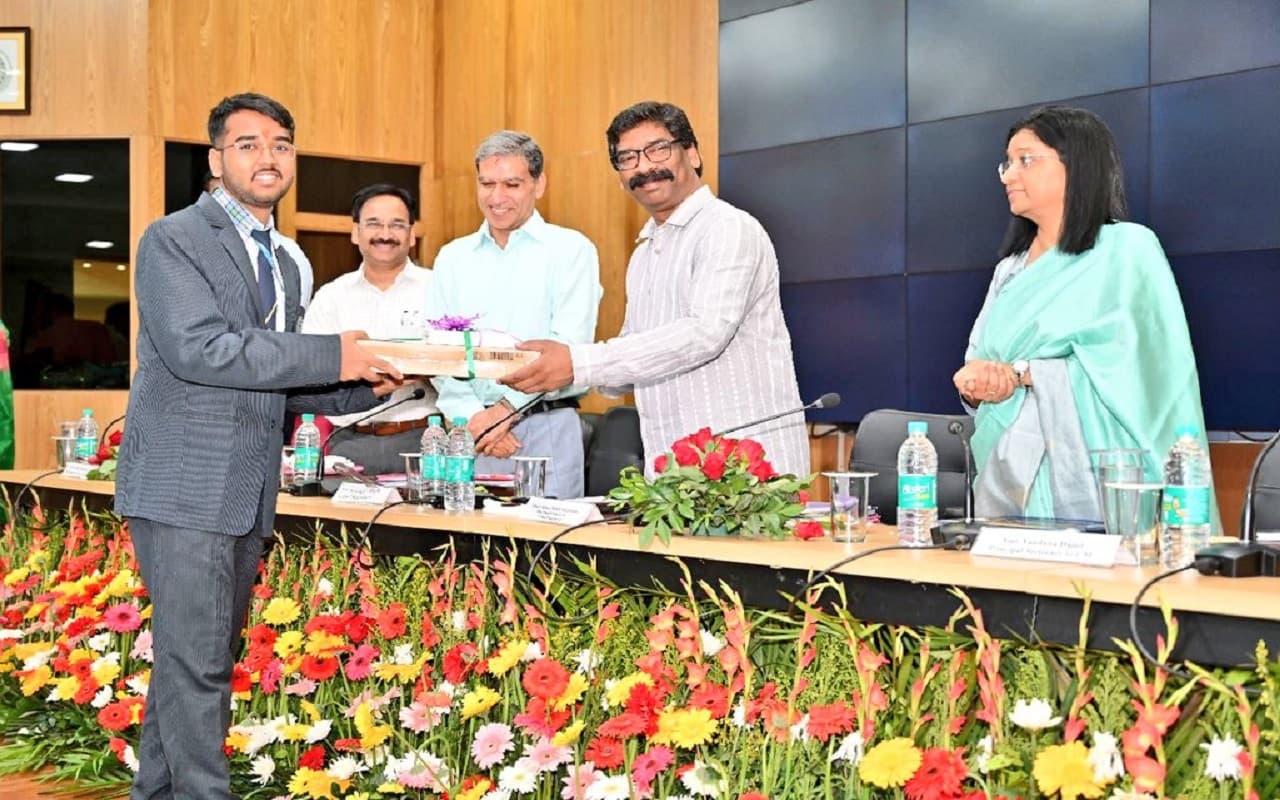 झारखंड के सीएम हेमंत सोरेन ने देवघर के 6 टॉपर विद्यार्थियों को किया पुरस्कृत, खिले चेहरे