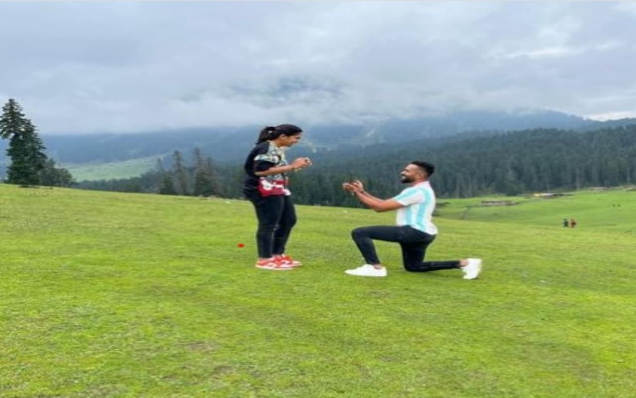 Veda Krishnamurthy: भारतीय महिला टीम की स्टार प्लेयर को इस क्रिकेटर ने किया प्रपोज, शेयर की तस्वीरें