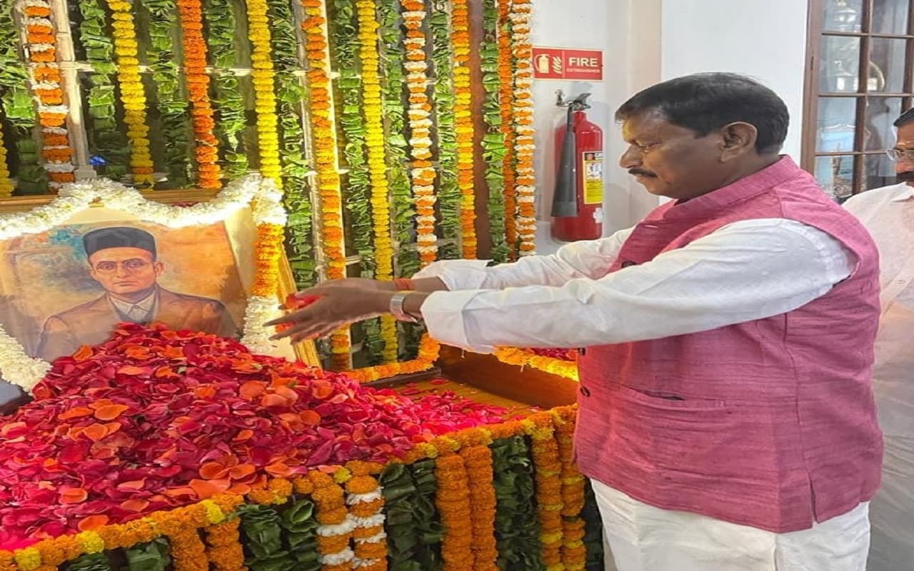 वीर सावरकर जयंती: केंद्रीय मंत्री अर्जुन मुंडा ने संसद भवन में दी श्रद्धांजलि, बीजेपी नेताओं ने किया नमन