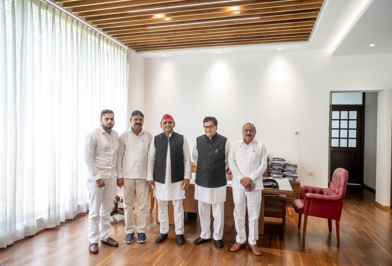 UP Election 2022: चुनाव से पहले BSP को बड़ा झटका, मायावती के करीबी नेता वीर सिंह सपा की साइकिल पर सवार