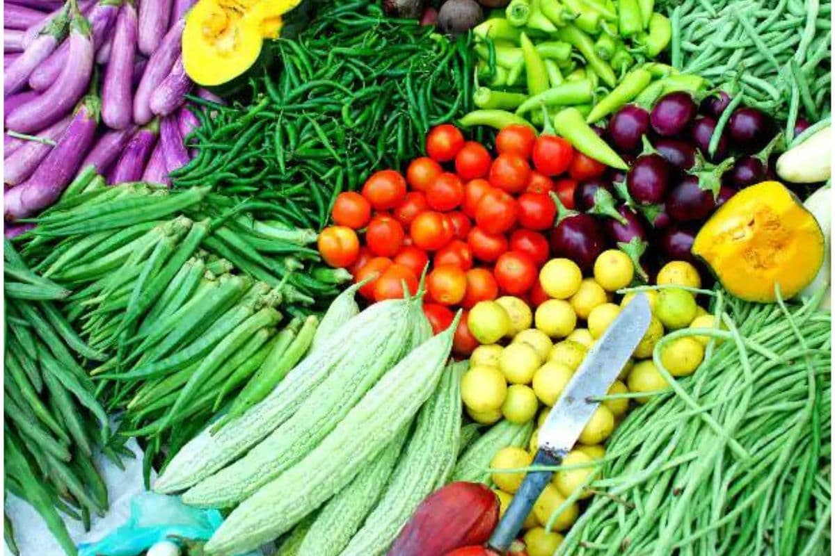 Vegetable Market: आम से दोगुना महंगा हुआ टमाटर, मुर्गे को मात दे रही है हरी मिर्च...