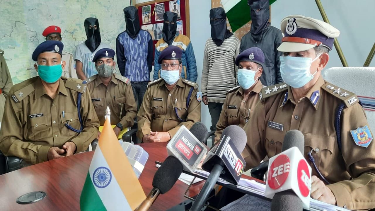 झारखंड पुलिस को मिली सफलता, वाहन चोर गिरोह के 5 सदस्य अरेस्ट, ट्रैक्टर व बाइक समेत 15 हजार रुपये बरामद