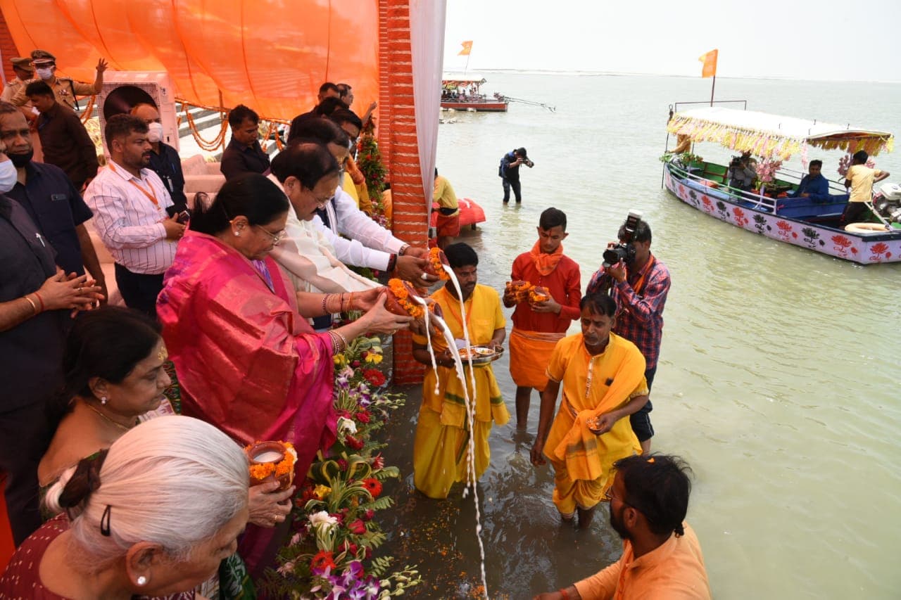 अयोध्या में भगवान राम के दर्शन कर उपराष्ट्रपति वेंकैया नायडू बोले- आज मेरी वर्षों की प्रतीक्षा पूरी हुई