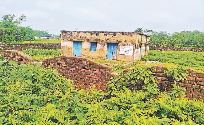 Bihar News: 1982 में निर्मित अस्पताल में अब रखा जाने लगा जलावन, कागजों पर ही होता है अब सारा इलाज, जानें हकीकत...