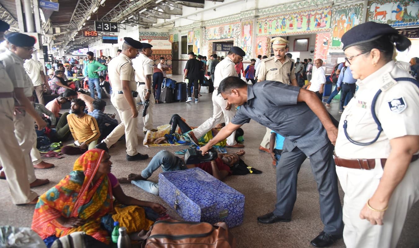 पटना- गया मेमू ट्रेन में बम होने की सूचना से हड़कंप, पटना जंक्शन पर सर्च ऑपरेशन शुरू