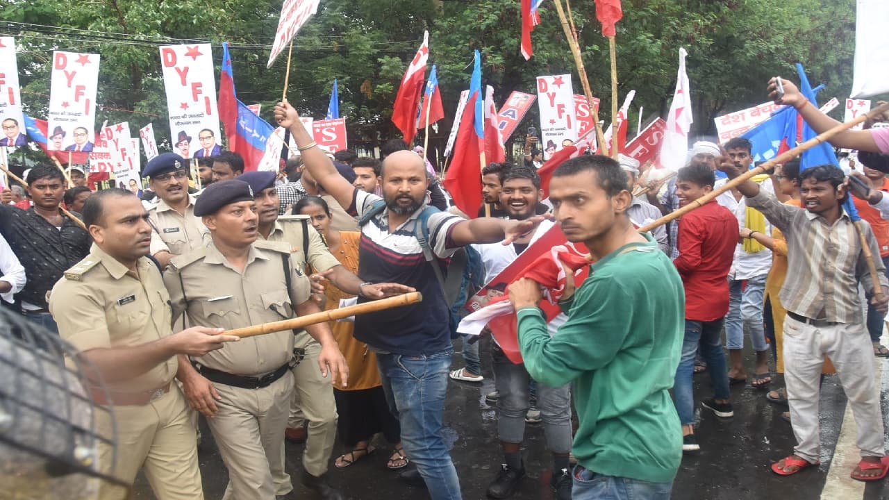 अग्निपथ के खिलाफ विधानसभा मार्च कर रहे छात्रों को पुलिस ने रोका, कई युवा नेता गिरफ्तार