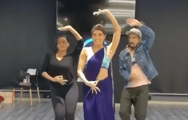 जैकलीन फर्नांडिस ने 'गेंदा फूल' पर किया जबरदस्त डांस, नीली साड़ी में कहर ढा रहीं एक्ट्रेस, Video Viral