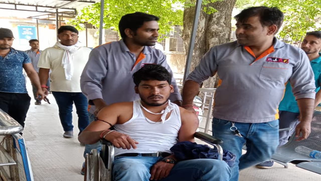 बाबा मंदिर पूजा के लिए आ रही श्रद्धालुओं से भरी स्कॉर्पियो पलटी, मां-बेटे सहित 4 की मौत, 2 घायल