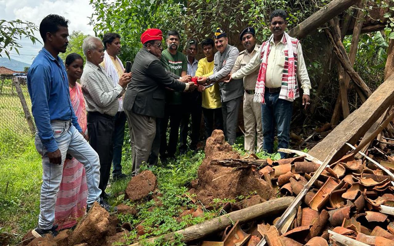 गुमला : शहीद अलबर्ट एक्का सहित 150 शहीदों के घर की मिट्टी को किया इकट्ठा, दिल्ली के अमृत वाटिका में रखी जायेगी