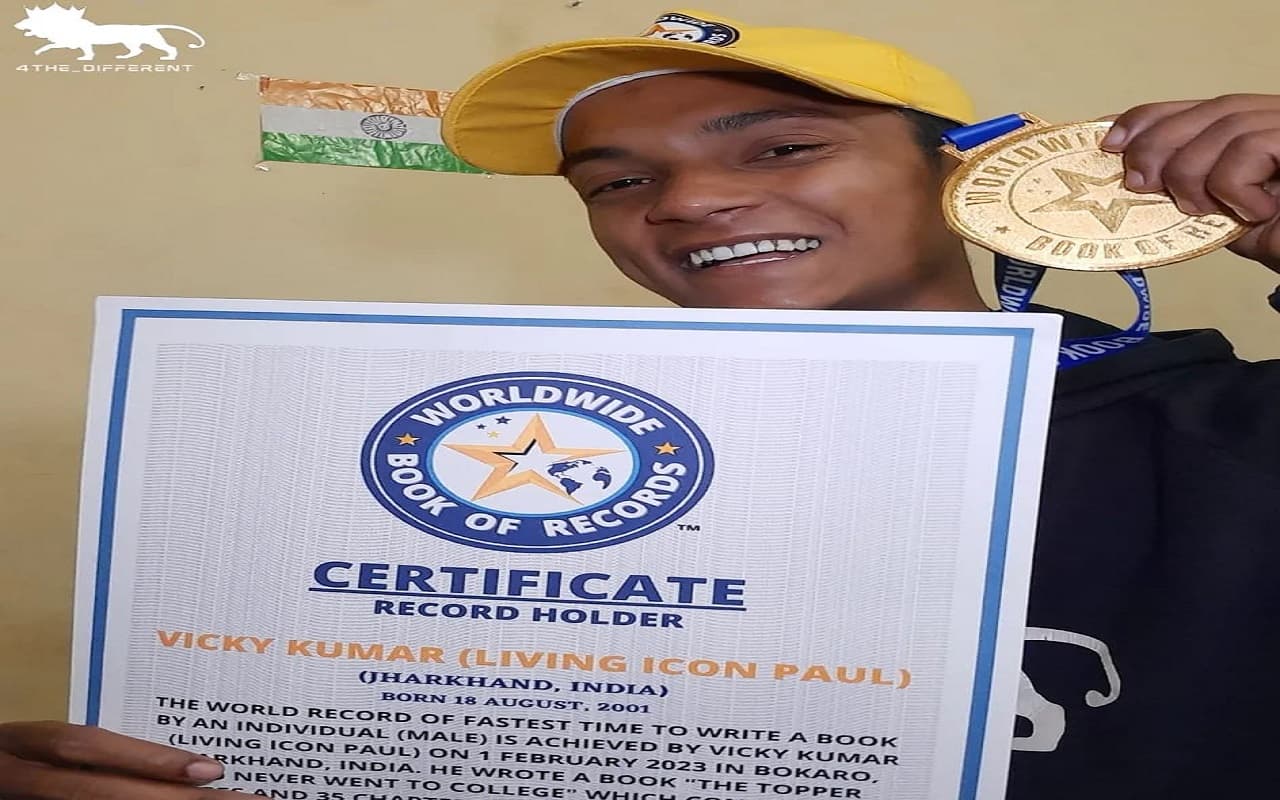 विक्की ने चार दिनों में किताब लिखकर बनाया विश्व रिकॉर्ड, पीएम मोदी व सीएम हेमंत सोरेन से मिलने की है इच्छा