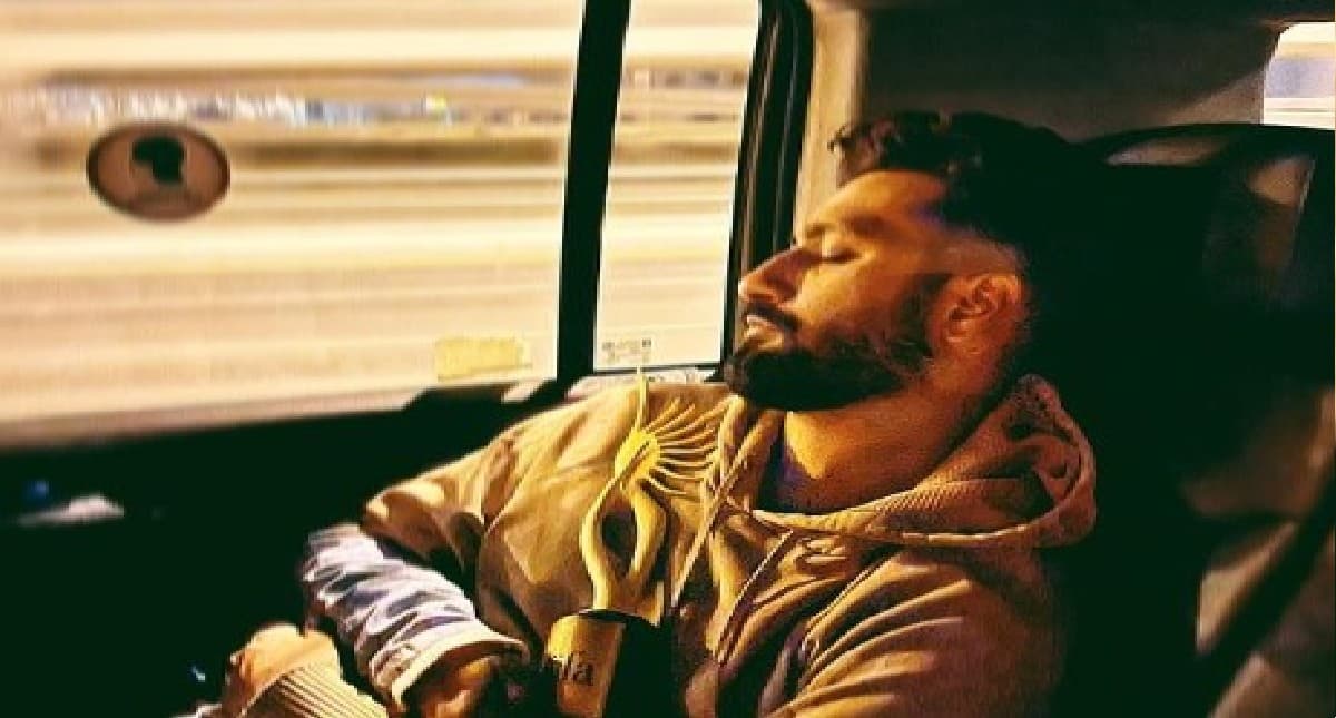 IIFA 2022: बेस्ट एक्टर का अवॉर्ड जीतने के बाद ट्राफी को गले से लगाए दिखे विक्की कौशल, लिखा ये पोस्ट