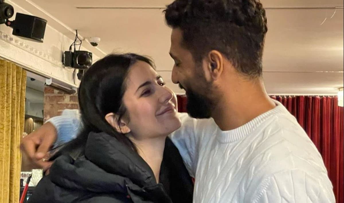 कैटरीना कैफ ने वैलेंटाइन डे पर विक्की संग शेयर की रोमांटिक फोटो, लिखा- आप मुश्किल वक्त को बेहतर बनाते हैं