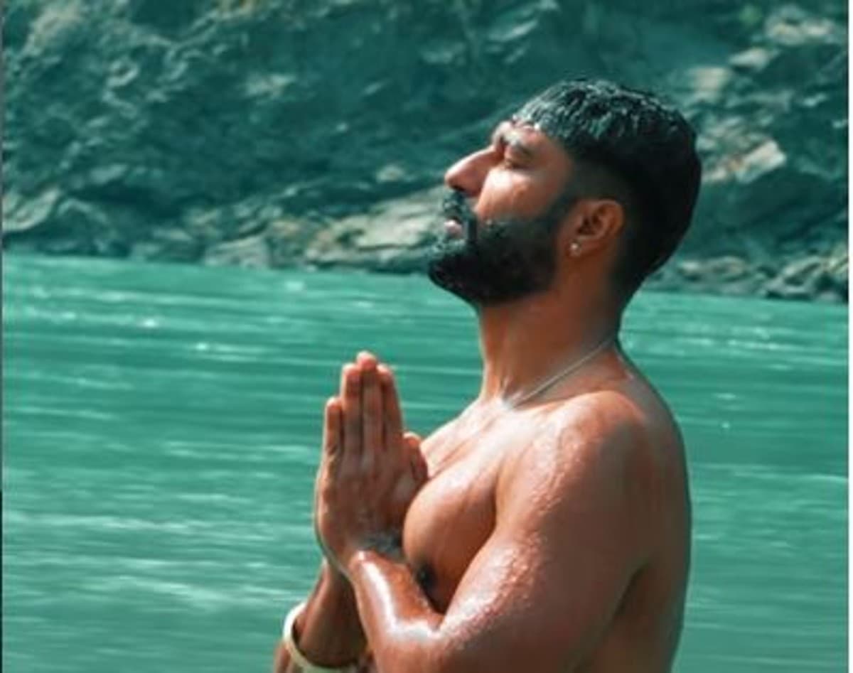 विक्की कौशल ने उत्तराखंड के वादियों का लिया आनंद, गंगा नदी में डुबकी लगाते दिखे एक्टर, VIDEO VIRAL