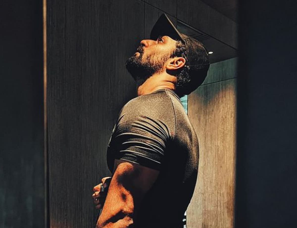 विक्की कौशल और अभिषेक बच्चन है एक दूसरे की पक्की 'बहन', यकीन नहीं होता तो देखें ये VIDEO