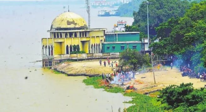 डीएम की फटकार के बाद निगम ने चालू किया विद्युत शवदाह-गृह, पहले दिन 8 शवों का हुआ   
अंतिम संस्कार