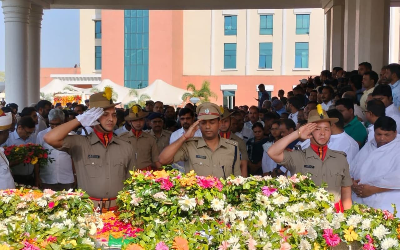जगरनाथ महतो को श्रद्धांजलि : सीएम हेमंत सोरेन, बाबूलाल मरांडी समेत अन्य नेताओं ने एयरपोर्ट पर दी विदाई