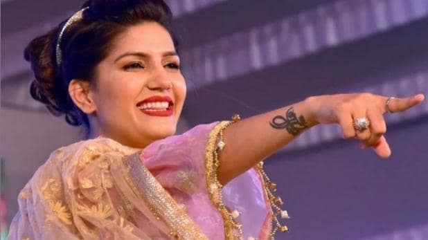 Sapna Choudhary: सपना चौधरी का डांस देखने उमड़ी लोगों की भीड़, ठुमके देख झूमने लगे लोग