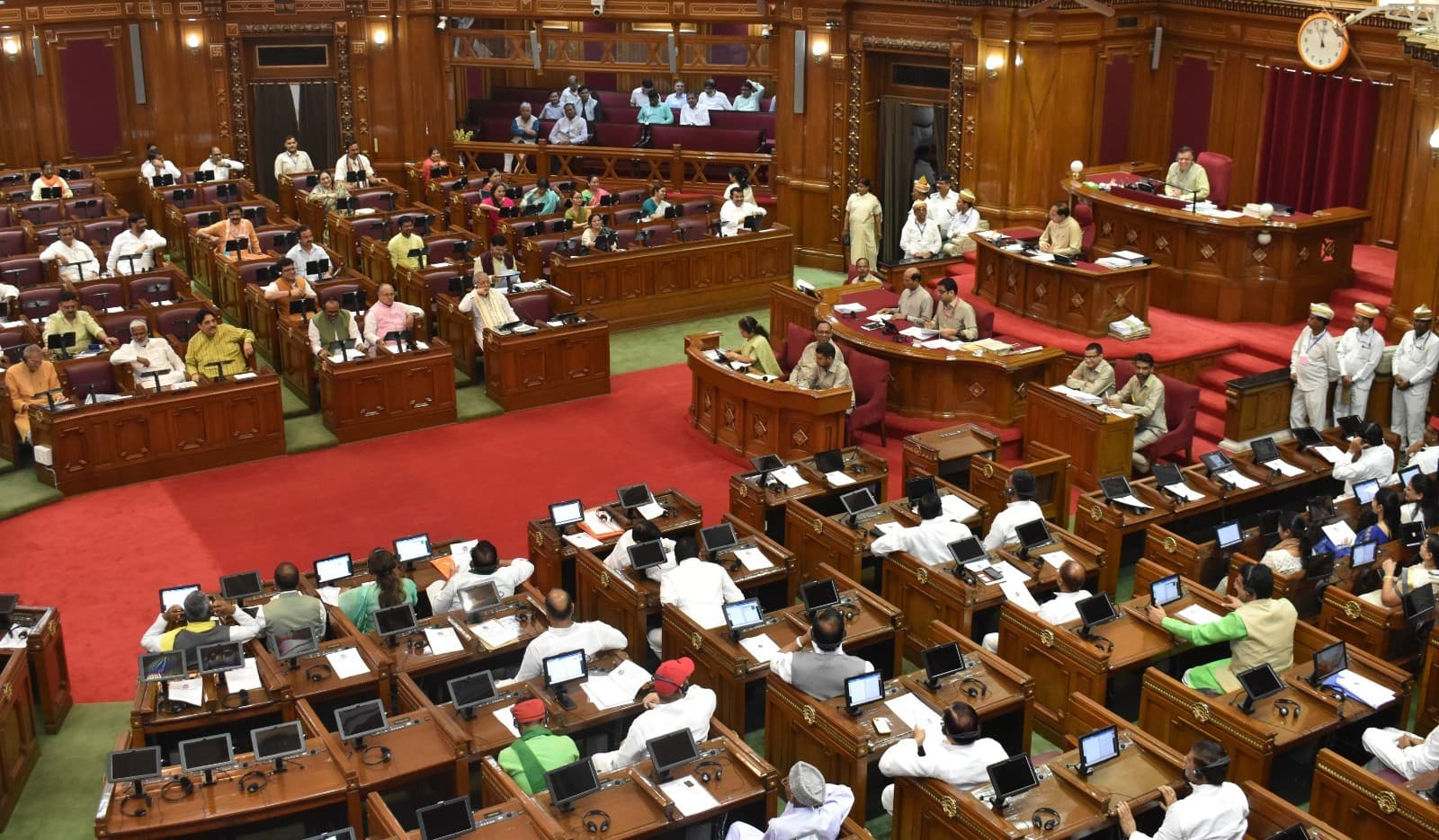 UP Assembly Monsoon Session: यूपी के लोगों ने देखी विधान सभा की  कार्यवाही, अध्यक्ष सतीश महाना से की मुलाकात