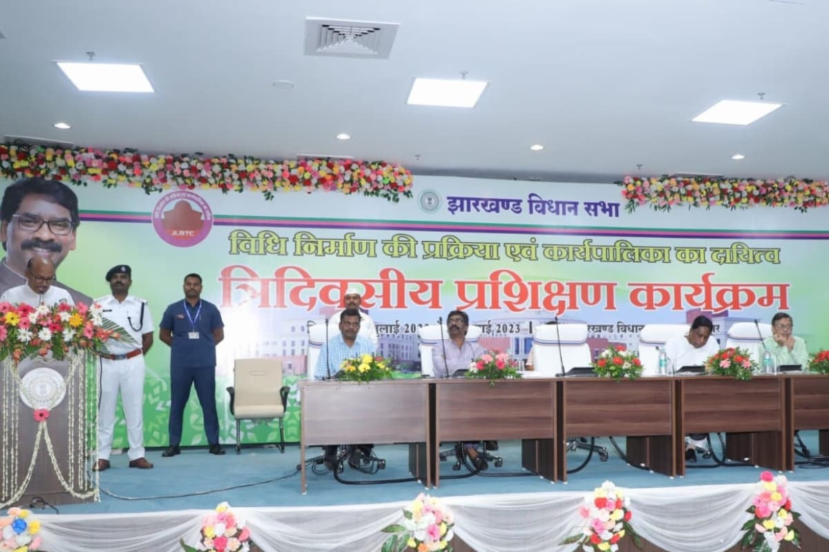 विधायिका व कार्यपालिका में जरूरी है बेहतर को-ऑर्डिनेशन, अफसरों की ट्रेनिंग में बोले सीएम हेमंत सोरेन