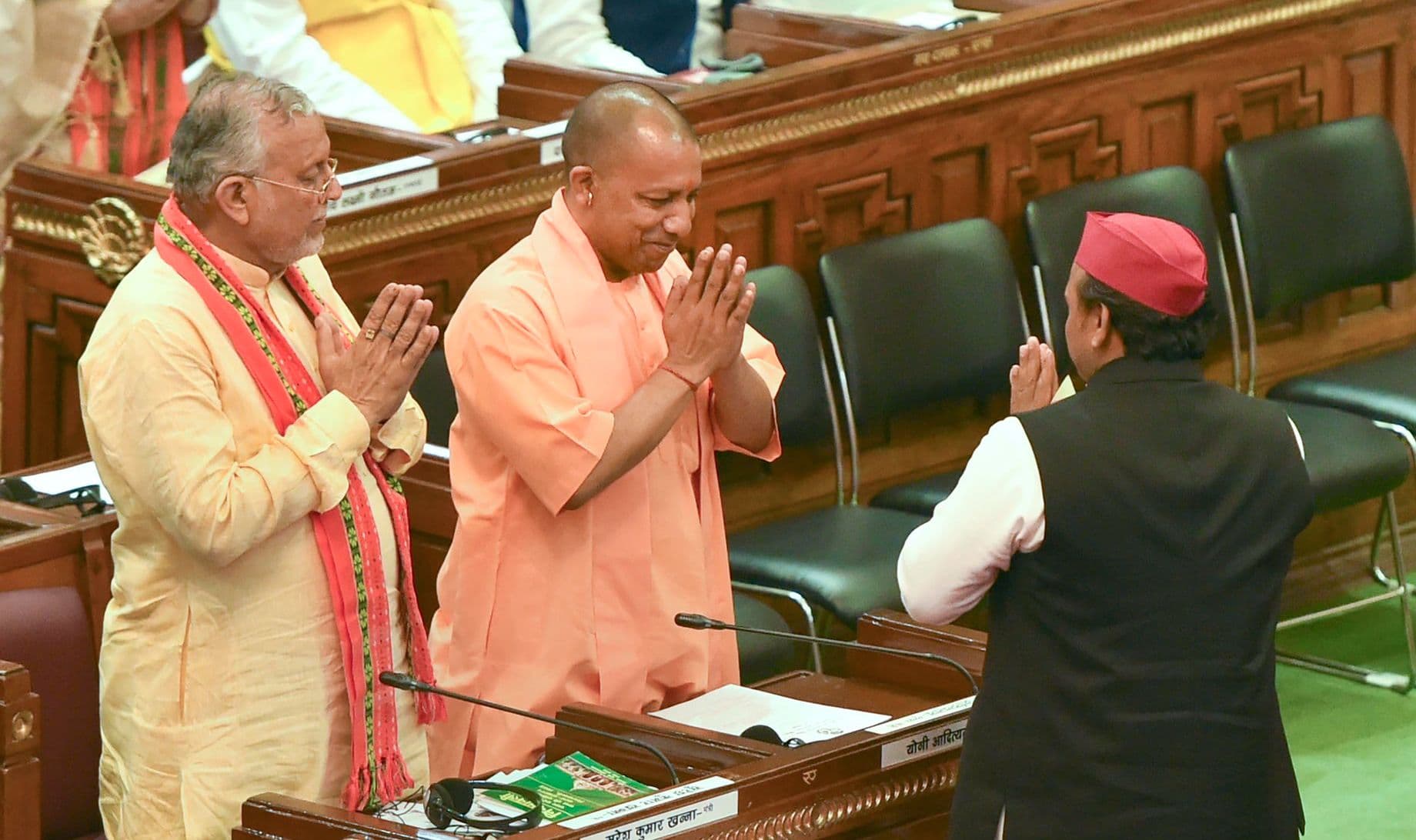 UP: विधानसभा में सीएम योगी आदित्यनाथ और अखिलेश यादव ने मिलाया हाथ, मुस्कुराए और चल दिए अपनी-अपनी 'राह'