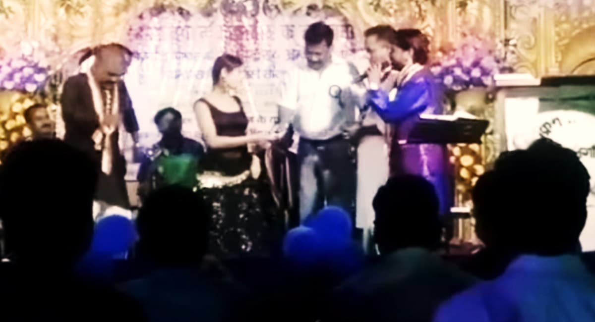 Viral video: भाजपा विधायक ने महिला डांसर संग लगाये ठुमके, कहा- ''नाचना-गाना गलत नहीं'', ...देखें वीडियो