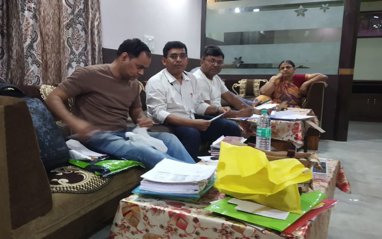 बिहार के इंफोर्समेंट इंस्पेक्टर के देवघर आवास पर निगरानी टीम का छापा, जमीन के कागजात समेत जेवरात जब्त