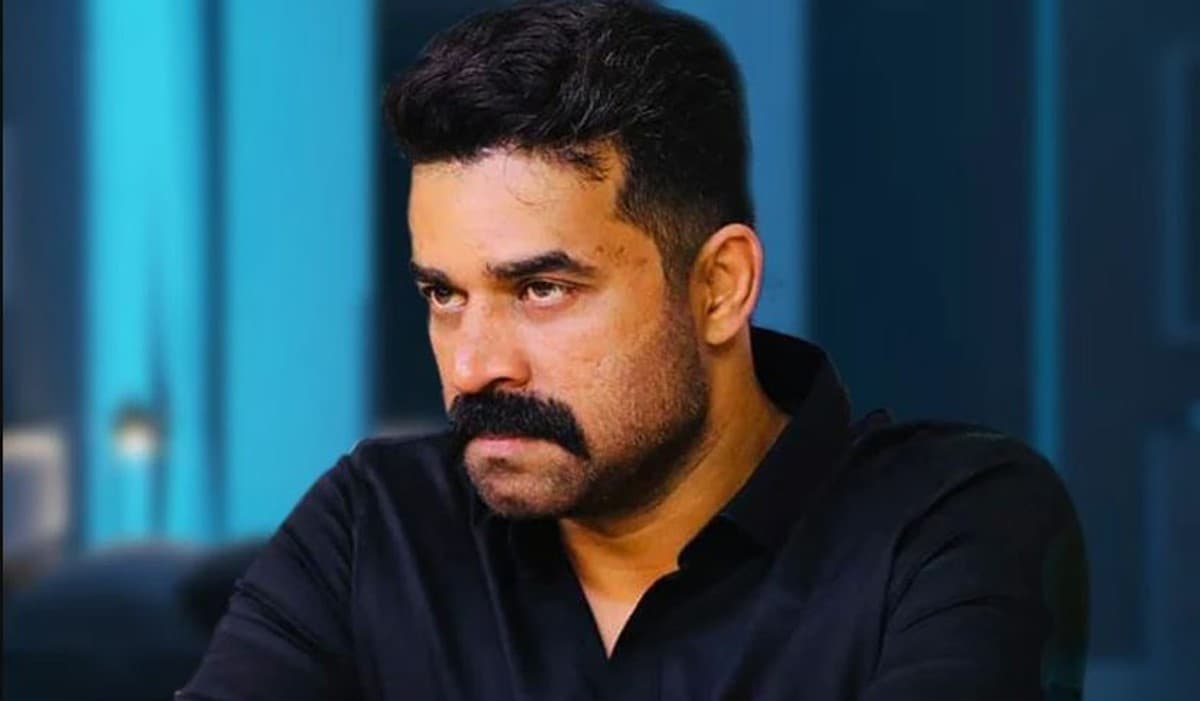 यौन उत्पीड़न मामला: कोच्चि पहुंचे अभिनेता विजय बाबू, पूछताछ के लिए पुलिस के सामने हुए पेश