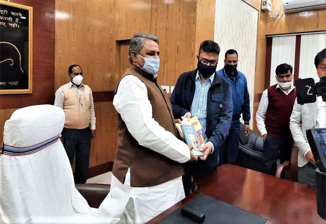 धर्मेंद्र प्रधान से मिले विजय चौधरी, शिक्षकों के वेतन मद में हो रही कटौती का मुद्दा उठाया