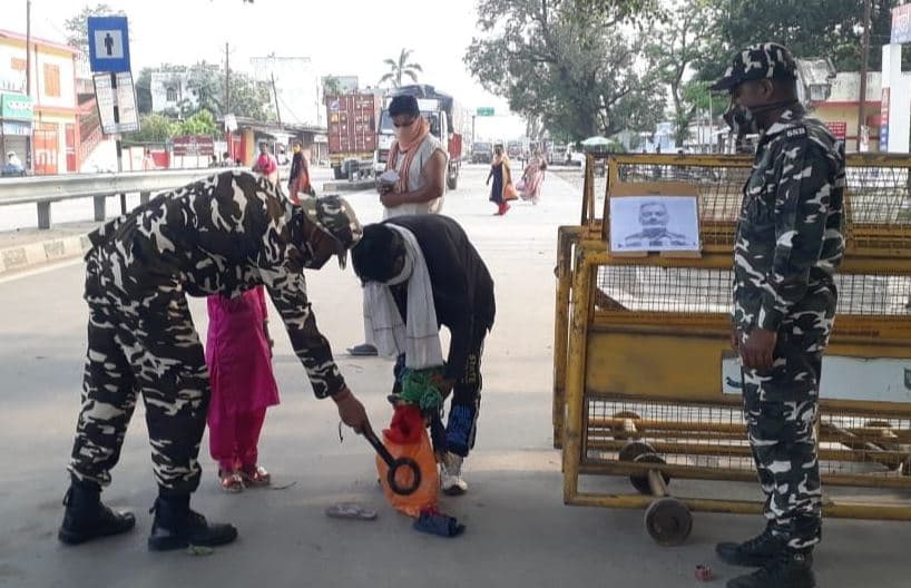 भारत-नेपाल सीमा पर लगायी गयीं गैंगस्टर विकास दुबे की तस्वीर, तलाश लगातार जारी