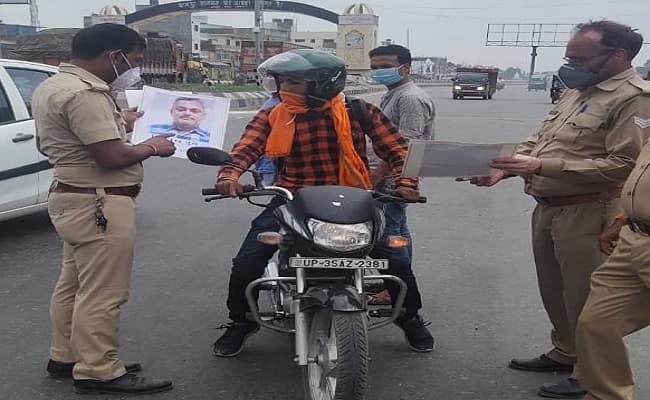 Kanpur Encounter : हिस्ट्रीशीटर विकास दुबे की फोटो के साथ जनता के बीच पुलिस, इनामी राशि बढ़ाकर अब ढाई लाख किया गया...