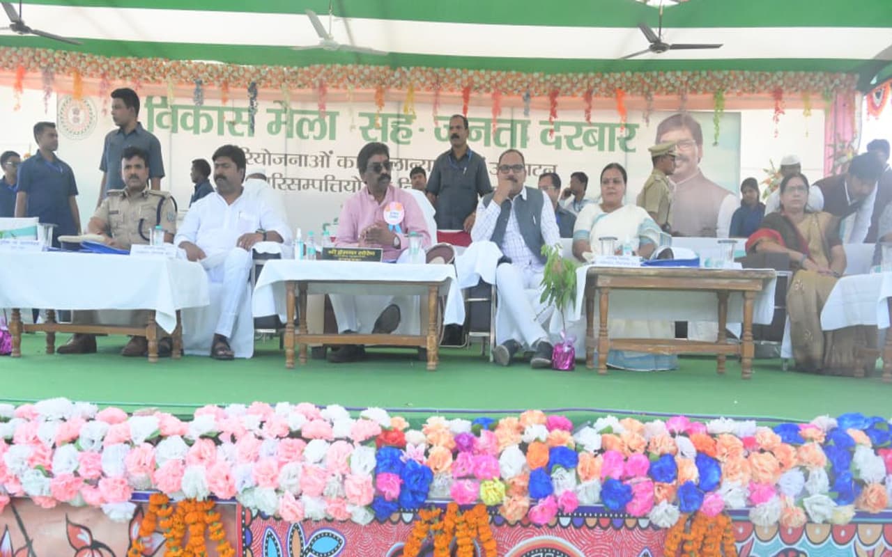 झारखंड में महिला मंडल चलाएगी PDS दुकान, CM हेमंत बोले-अवैध राशन कार्ड जल्द करे सरेंडर वर्ना सख्त कार्रवाई होगी झारखंड में महिला मंडल चलाएगी PDS दुकान, CM हेमंत बोले-अवैध राशन कार्ड जल्द करे सरेंडर वर्ना सख्त कार्रवाई होगी