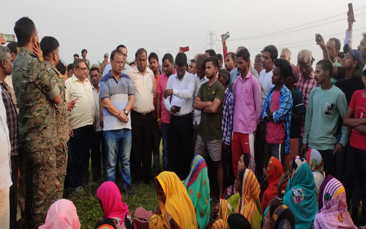 पत्थर माइंस और क्रशर बंद करने को लेकर धनबाद के अमलखोरी गांव में 90 दिनों से ग्रामीणों का धरना जारी