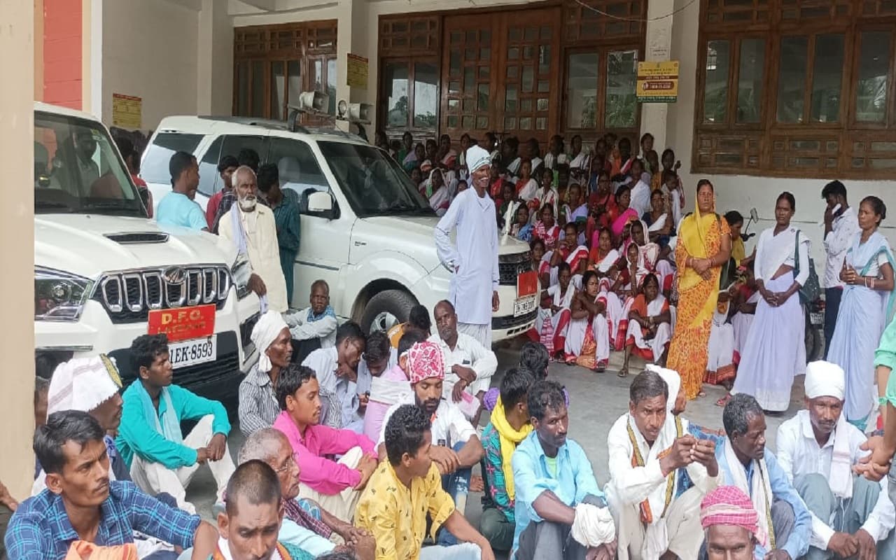 Coal Mines के खिलाफ रैयतों ने खोला मोर्चा, समाहरणालय पहुंच जताया विरोध, कहा-जान देंगे, लेकिन जमीन नहीं