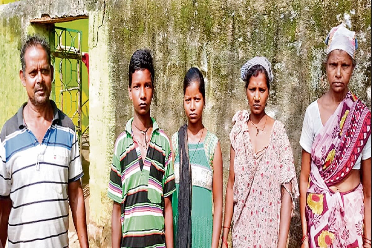 शराब बनाने के आरोप में उत्पाद विभाग के कर्मियों ने ग्रामीणों को पीटा, पालकोट थाने में शिकायत दर्ज