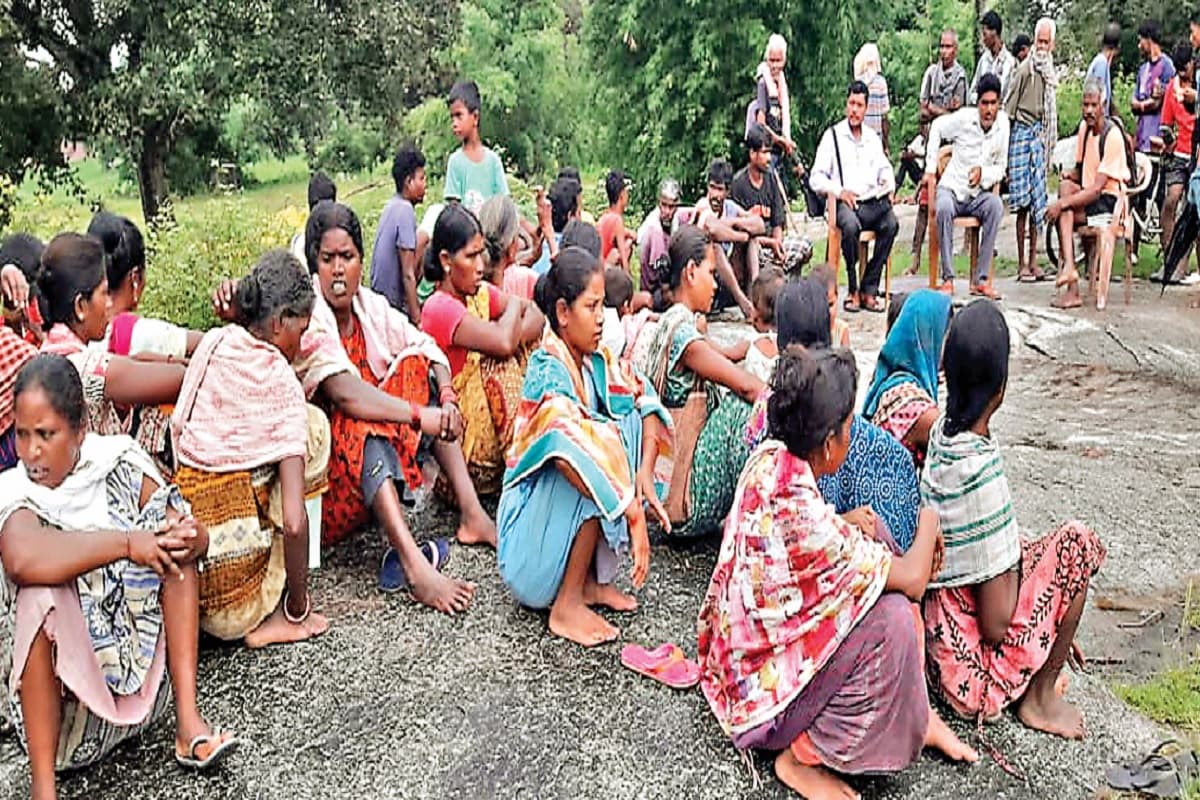ग्रामीणों ने तोरपा नदी से हो रहे अवैध बालू उठाव पर लगायी रोक