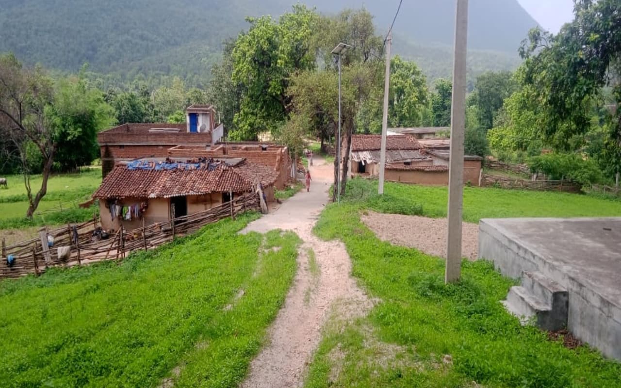 झारखंड का एक ऐसा गांव, जहां हर घर के एक-दो लोगों ने की है रेलवे में नौकरी