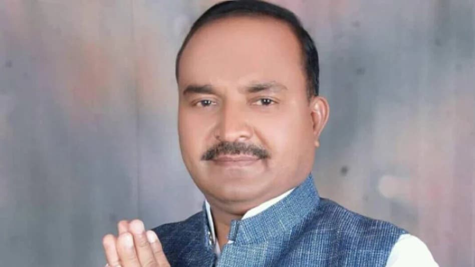 UP Election: BJP का महामंंथन खत्म होने से पहले 13वें MLA विनय शाक्य का इस्तीफा, एक और मंत्री ने दिए संकेत